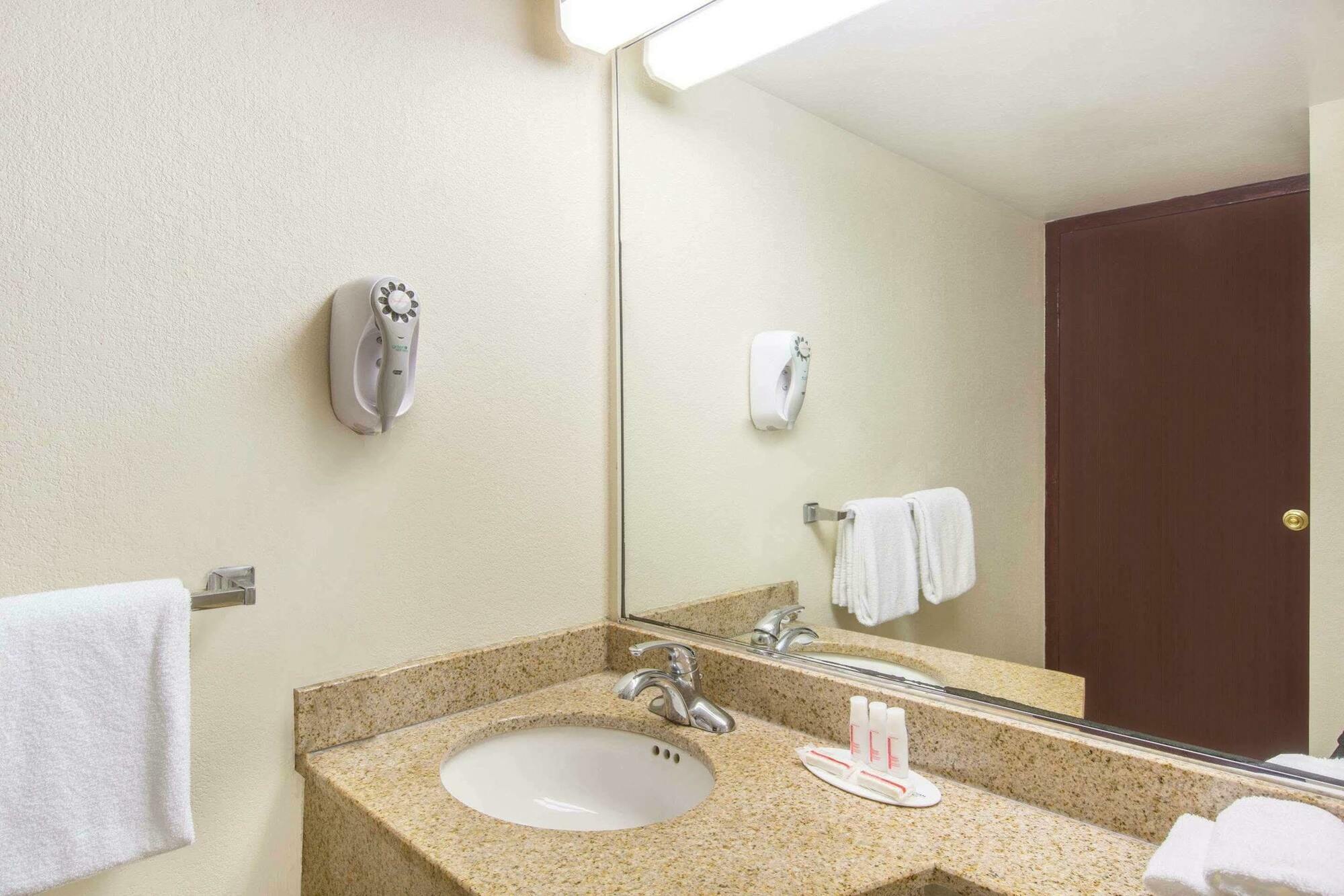 Howard Johnson By Wyndham Bartonsville/Poconos Area Exteriör bild